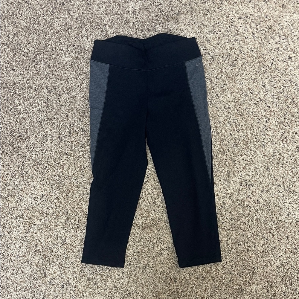 Xersion Capri Leggings - Black and Gray